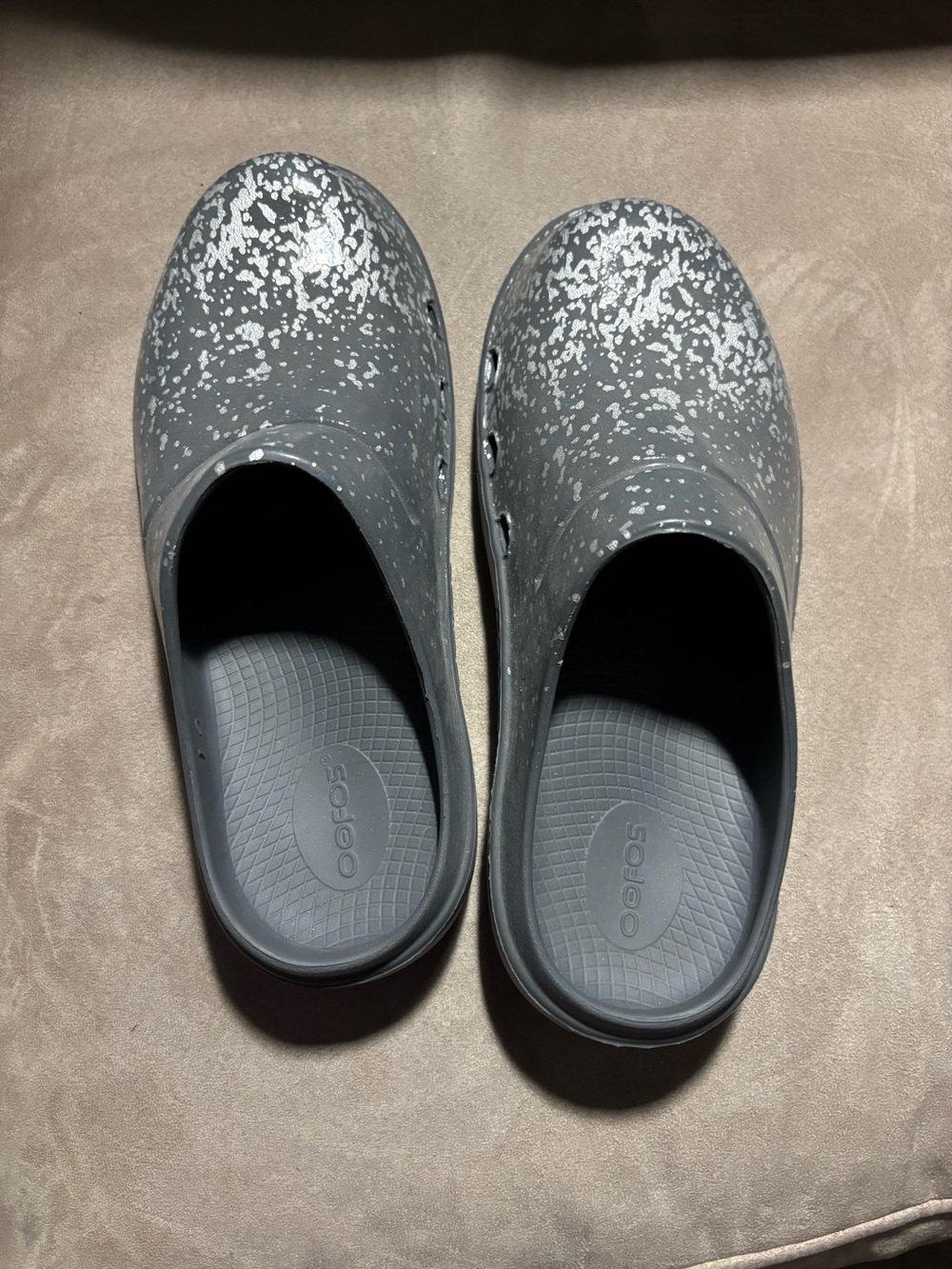 OOFOS OOcloog Gray Silver Speckle Recovery Clogs M6 W8 EU39 Slip On Shoes